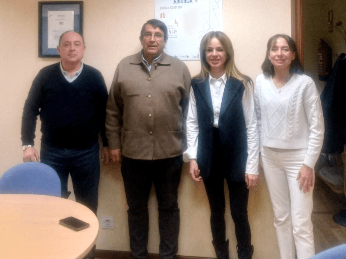 Nueve CyL se reúne con la Asociación de Familiares de Enfermos de Alzheimer de Castilla y León (AFACAYLE) para preparar una línea de trabajo para la defensa de derechos de las personas&nbsp;afectadas.
